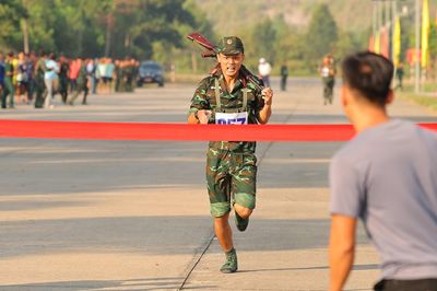 Xác định nhà vô địch môn bóng chuyền, chạy vũ trang