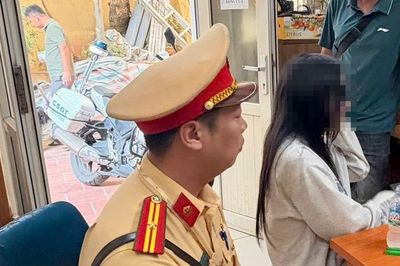 Cảnh sát giao thông kịp thời can ngăn cô gái định nhảy cầu Long Biên