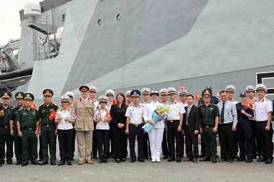 Tàu Hải quân Hoàng gia Anh thăm TP Hồ Chí Minh