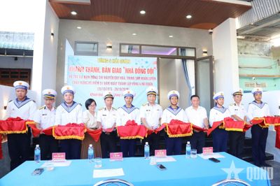 Vùng 4 Hải quân bàn giao 2 nhà đồng đội tặng quân nhân