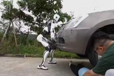 Robot 'huyền thoại kungfu' dùng tay nâng ô tô, pin tận 8 tiếng
