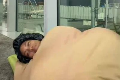 Cô gái 29 tuổi ngủ trên sàn sân bay để tiết kiệm chi phí