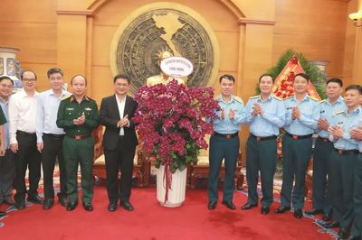 Lãnh đạo TPHCM thăm, chúc mừng Quân chủng Phòng không - Không quân