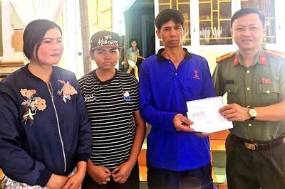 Trao tiền hỗ trợ cháu Rmah Duyên ở Gia Lai chữa bệnh