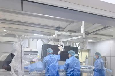 Trẻ 2 tuần tuổi tím tái do hẹp van tim nặng, được can thiệp kịp thời