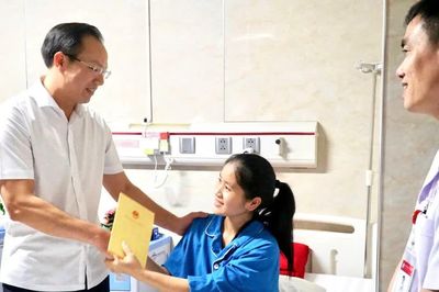Thứ trưởng Bộ GD&ĐT Đoàn Trung Kiên thăm, động viên cô giáo Nghệ An quên mình cứu học trò