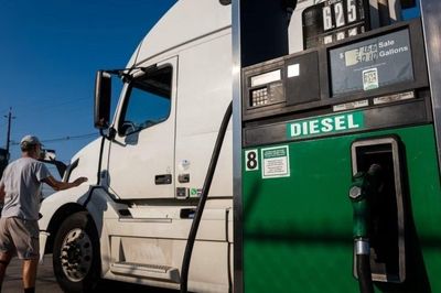 Từ mua dầu diesel của Nga đến các gói hỗ trợ: Mỹ không có 'viên đạn bạc' để giảm giá nhiên liệu?