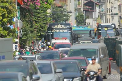 Hà Nội điều chỉnh giao thông phục vụ thi công cầu Tứ Liên, nhiều tuyến đường ùn ứ