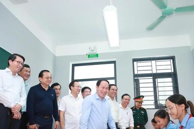 Phó Thủ tướng Lê Tiến Châu kiểm tra 2 trường nội trú liên cấp tại Nghệ An, yêu cầu tăng tốc các dự án