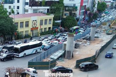 Dòng xe nhích chậm ngày đầu phân luồng thi công cầu Tứ Liên