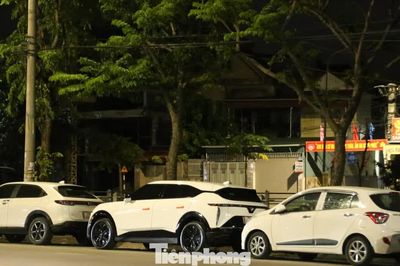Ô tô tiền tỷ nằm vỉa hè qua đêm, cư dân chung cư nơm nớp lo mất trộm
