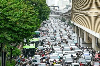 Đường nội đô Hà Nội giảm tốc mạnh, có nơi chỉ di chuyển được 12km/h