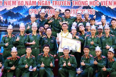 Binh nhất mê tìm hiểu quốc kỳ vô địch Olympia Học viện Kỹ thuật Quân sự