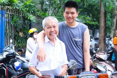 Nam sinh từng được bố 80 tuổi đưa đi thi lớp 10 thành thủ khoa học sinh giỏi Hà Nội