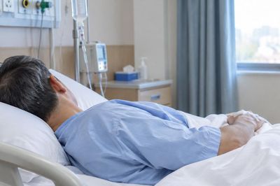 Người đàn ông 53 tuổi bị ung thư trực tràng, hối hận vì bỏ qua 1 dấu hiệu