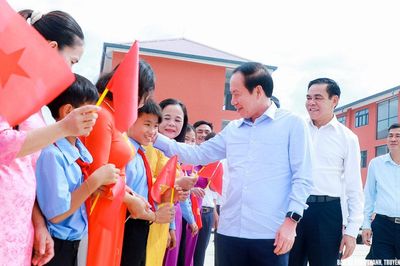 Phó Thủ tướng Lê Tiến Châu: Xây dựng trường nội trú vùng biên thành ngôi trường hạnh phúc
