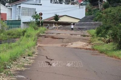 Lâm Đồng: Tuyến đường ở Nam Gia Nghĩa sụt lún, sạt trượt nghiêm trọng