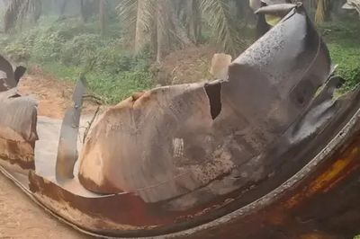 Người dân phát hiện vật thể khổng lồ dài 9 mét rơi xuống