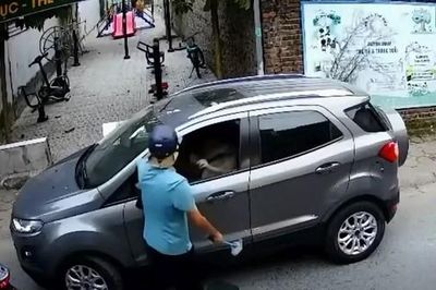 Khởi tố đối tượng chặn xe ô tô, đâm chết người do mâu thuẫn tình cảm