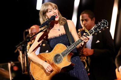 Taylor Swift xúc động khi lần đầu biểu diễn cùng ban nhạc sau gần 2 năm