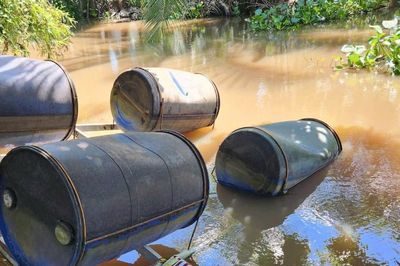 Phà tự chế lật úp giữa kênh, hai học sinh tử vong