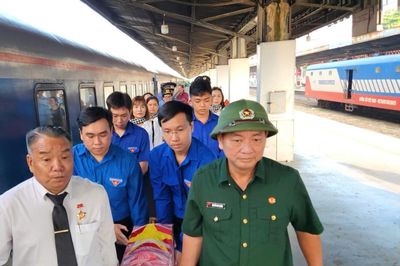 TP.HCM đón hài cốt liệt sĩ từ Quảng Trị về bằng tàu hỏa