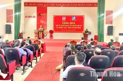 Trao quà tri ân thân nhân liệt sĩ tại xã Triệu Lộc