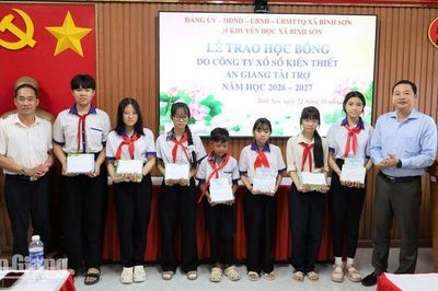 Xã Bình Sơn trao 23 suất học bổng cho học sinh nghèo vượt khó học giỏi