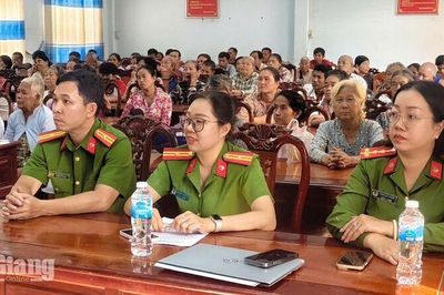 Tuyên truyền chống lừa đảo mạng, tặng 100 phần quà ở Tri Tôn