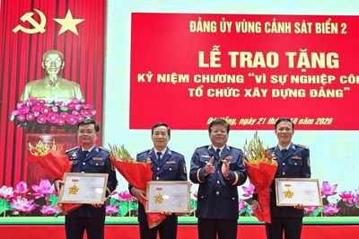 Vùng Cảnh sát biển 2 trao Kỷ niệm chương 'Vì sự nghiệp công tác tổ chức xây dựng Đảng'