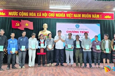 Tặng 100 sổ bảo hiểm xã hội tự nguyện cho người dân xã Bến Giằng