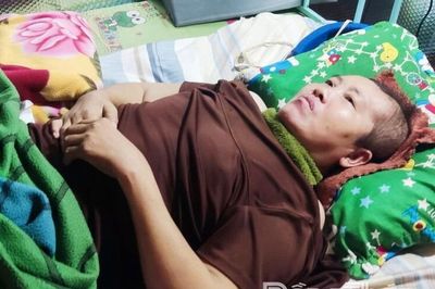 Mẹ, con cùng bị xuất huyết não nằm một chỗ cần giúp đỡ