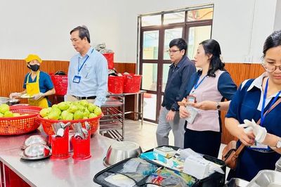 Tăng cường kiểm tra an toàn thực phẩm bếp ăn trường học