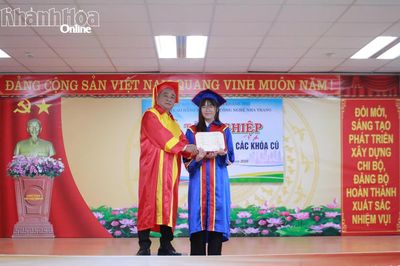 Trường Cao đẳng Kỹ thuật Công nghệ Nha Trang trao bằng tốt nghiệp cho 302 học sinh