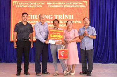Trao 10 triệu đồng hỗ trợ gia đình nạn nhân chất độc da cam ở xã Đông Khánh Sơn