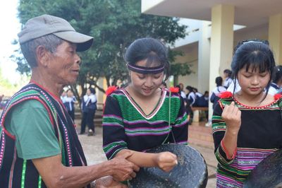 Từ câu lạc bộ đến giáo dục toàn diện