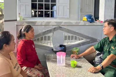 Đồn Biên phòng Mũi Né thăm, động viên gia đình có tàu cá bị chìm