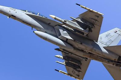 Tiêm kích F/A-18F Super Hornet mang đồng thời hai loại tên lửa tầm xa AIM-174B và AIM-260A
