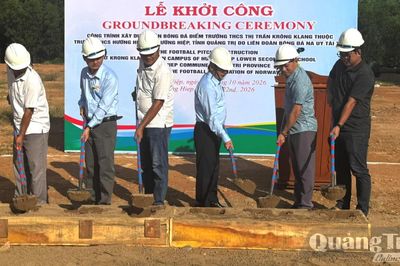 Khởi công xây dựng sân bóng đá cỏ nhân tạo Trường THCS Hướng Hiệp