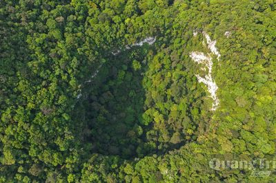 Phát hiện hố sụt lớn giữa lòng di sản Phong Nha-Kẻ Bàng