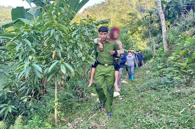 Công an xã Yên Hoa tìm thấy cụ bà đi lạc trong rừng