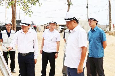 Phó Chủ tịch Thường trực HĐND tỉnh Hầu Minh Lợi làm việc với xã Cán Tỷ