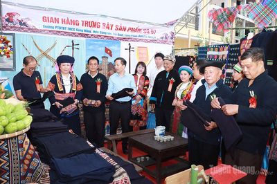Sủng Máng rộn ràng ngày hội sắc màu văn hóa