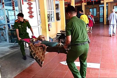 Công an xã Thông Nguyên hỗ trợ đưa người dân đi cấp cứu
