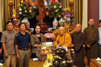 Quảng Ngãi: Phó Trưởng ban Tôn giáo Chính phủ Trần Thị Minh Nga thăm Hòa thượng Thích Quảng Xả