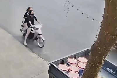 Hai người không đội mũ bảo hiểm đi xe máy lao mạnh vào đuôi xe tải
