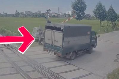 Bắc Ninh: Phạt nặng tài xế ô tô vượt đèn đỏ, làm hỏng gác chắn tàu