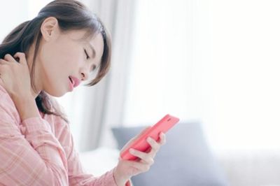 Đau cổ vai gáy vì thói quen ngồi lâu, cúi đầu khi dùng điện thoại