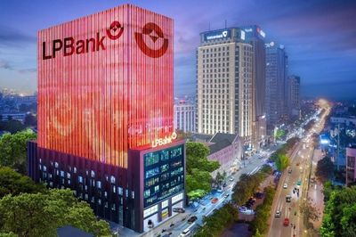 Lãi dịch vụ tăng gần 4 lần, LPBank báo 4.448 tỷ đồng lợi nhuận quý 3