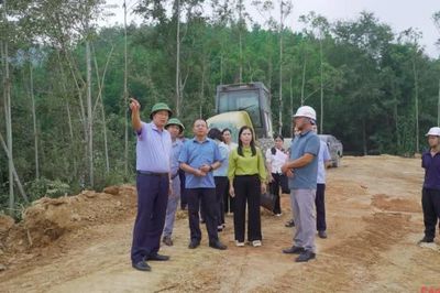Phó Chủ tịch UBND tỉnh Hoàng Văn Thạch kiểm tra các công trình khắc phục hậu quả thiên tai tại xã Thông Nông và Tĩnh Túc
